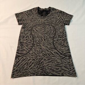 Lululemon Swiftly Tech Short Sleeve2.0 
Primal Clash Black / Gull Grey Size 10